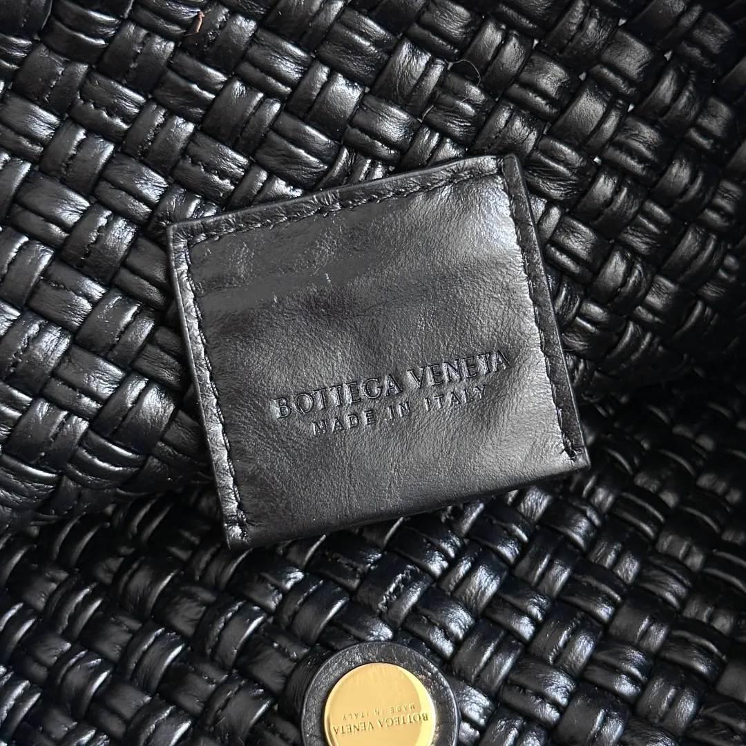 Batch 2480 Bottega Veneta's Tosca, made with exquisite intrecciato weaving technology, three-dimensional trapezoidal cut, neat lines outline a high-end box structure that never fades, giving the soft lambskin a unique silhouette ✨ Small gold balls are embellished to add a sense of fashion, and one leather strip is woven in one piece, simple and advanced. The capacity is suitable for daily life, lifting weight is light, and showing a calm aura in every step. The shoulder-carrying design is practical and carries a low-key taste and relaxed fashion. It is a treasure item that adds points to your outfit. If you know BV, don’t miss it ~ Tosca is your silent business card when traveling around the world. Style number: 777680 Size: 17*19.5*1cm